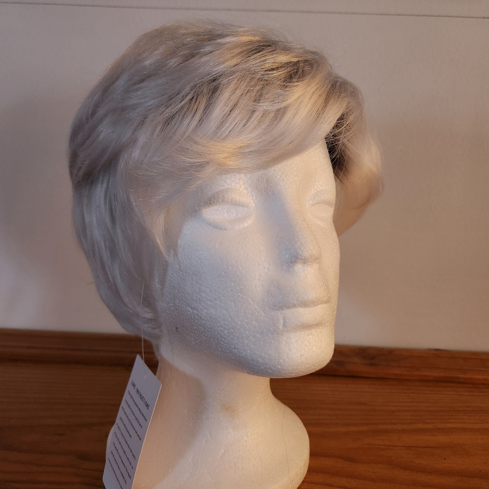 Silver Tousled Layered Wig with Wavy Texture